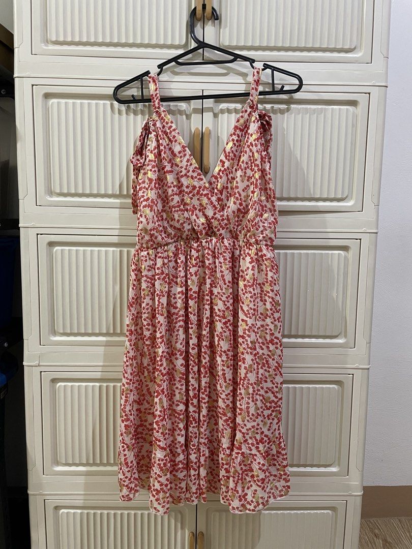 Olive verde dress (Category: Dresses) located in Mandaluyong City. Submitted by h78645 (Listing ID 1460402574, Image 1). Description: Pre-loved item.