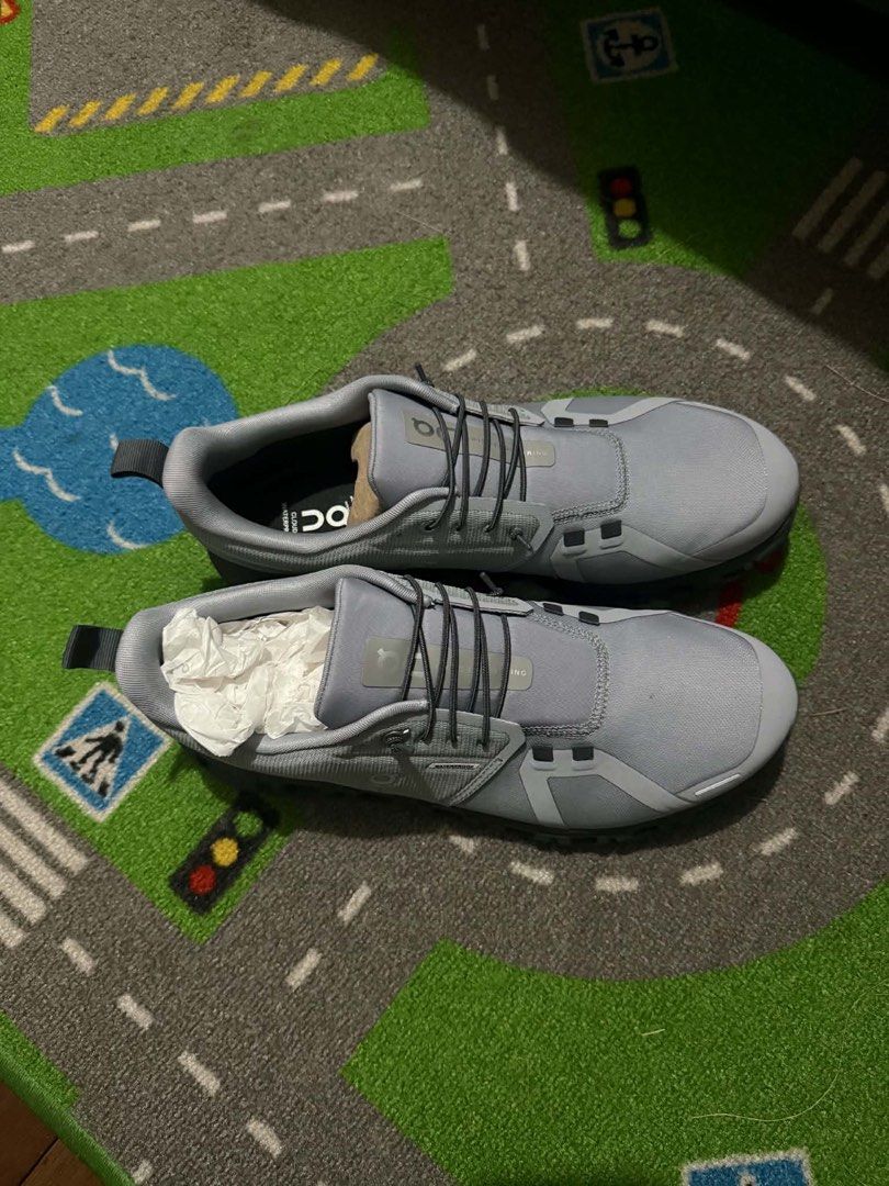 ON Cloud 6 Grey (Category: Sneakers) located in Quezon City. Submitted by 2cnds.ph (Listing ID 1460333550, Image 2). Description: - ON Cloud Waterproof Running Shoes - Size: US Men's 10 (UK 9.5, EU 44) - Features: Waterproof, Lightweight, Comfortable - Ideal for: Running, Everyday Wear, Adventures -BNEW bought from the US -no box Selling cause I bought the wrong size.