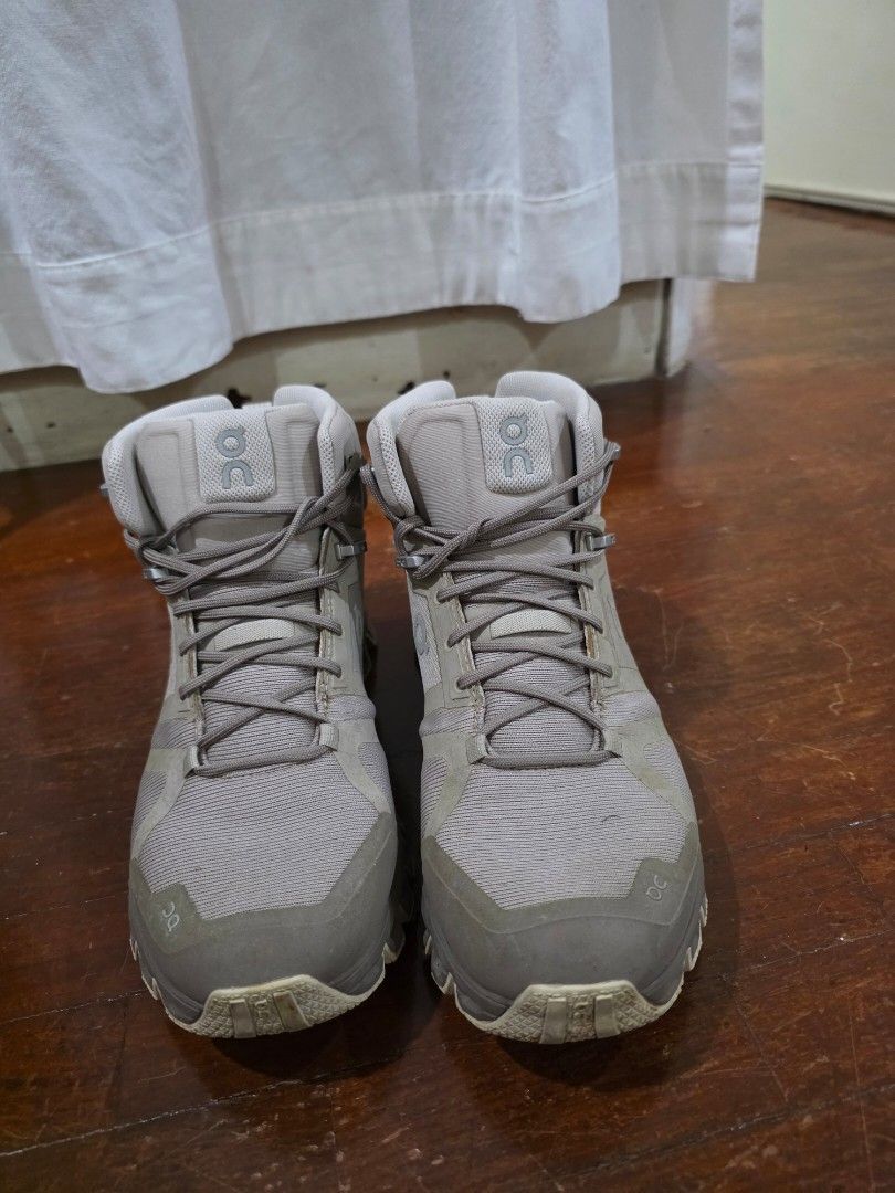 ON Cloudrock Waterproof (Category: Boots) located in Quezon City. Submitted by salingkatekate (Listing ID 1460402313, Image 1). Description: - ON Cloudrock waterproof - Ideal for wet weather hiking - Offers comfort and support - US W7.5/ UK 38.5 - no box.