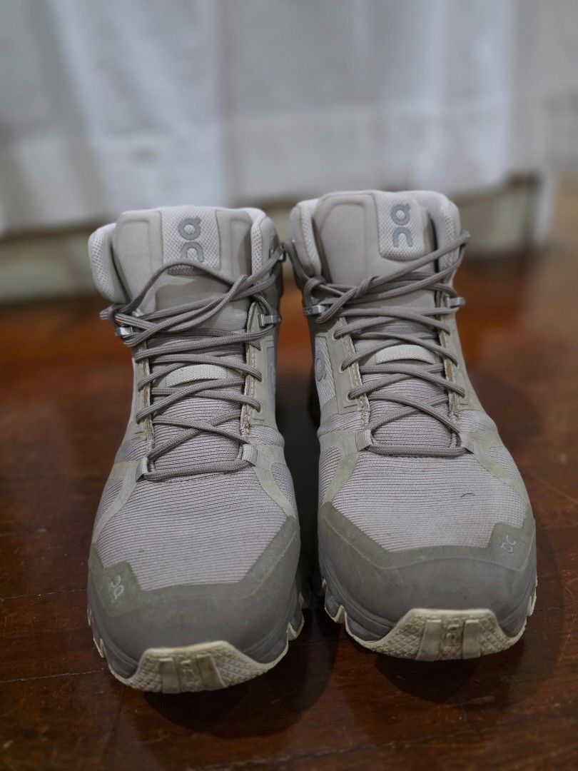 ON Cloudrock Waterproof (Category: Boots) located in Quezon City. Submitted by salingkatekate (Listing ID 1460402313, Image 3). Description: - ON Cloudrock waterproof - Ideal for wet weather hiking - Offers comfort and support - US W7.5/ UK 38.5 - no box.