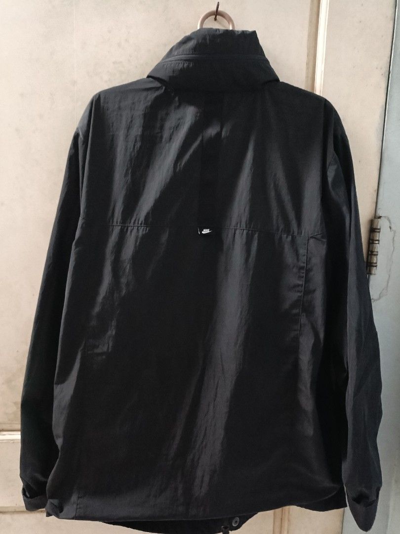 Original Nike Windbreaker (Category: Luxury Apparel) located in Manila. Submitted by eloych (Listing ID 1460493489, Image 2). Description: - 100% Legit - Packable Hood - Negotiable - Not thrifted (padala from US) - Complete tags - All buttons working - 9.5 Condition.