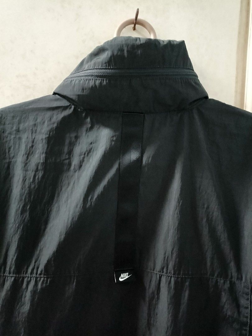 Original Nike Windbreaker (Category: Luxury Apparel) located in Manila. Submitted by eloych (Listing ID 1460493489, Image 3). Description: - 100% Legit - Packable Hood - Negotiable - Not thrifted (padala from US) - Complete tags - All buttons working - 9.5 Condition.