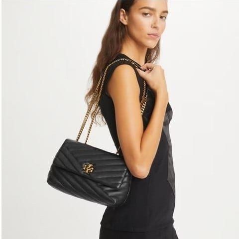 💯ORIGINAL TORY BURCH KIRA CHEVRON SMALL SHOULDER BAG (Category: Shoulder Bags) located in Quezon City. Submitted by ashongsstore (Listing ID 1460308103, Image 2). Description: 🖤BEST SELLER🖤 🇵🇭AVAILABLE🇵🇭KIRA CHEVRON SMALL CONVERTIBLE SHOULDER BAG 🔥 Brand New Kira Chevron Small Shoulder Bag LIMITED STOCK — 1 pc only! 🔥 Super chic and classy ✨ Authentic, brandnew, with dustbag. Grab it now before someone else does! 💬 Comment MINE or DM fo