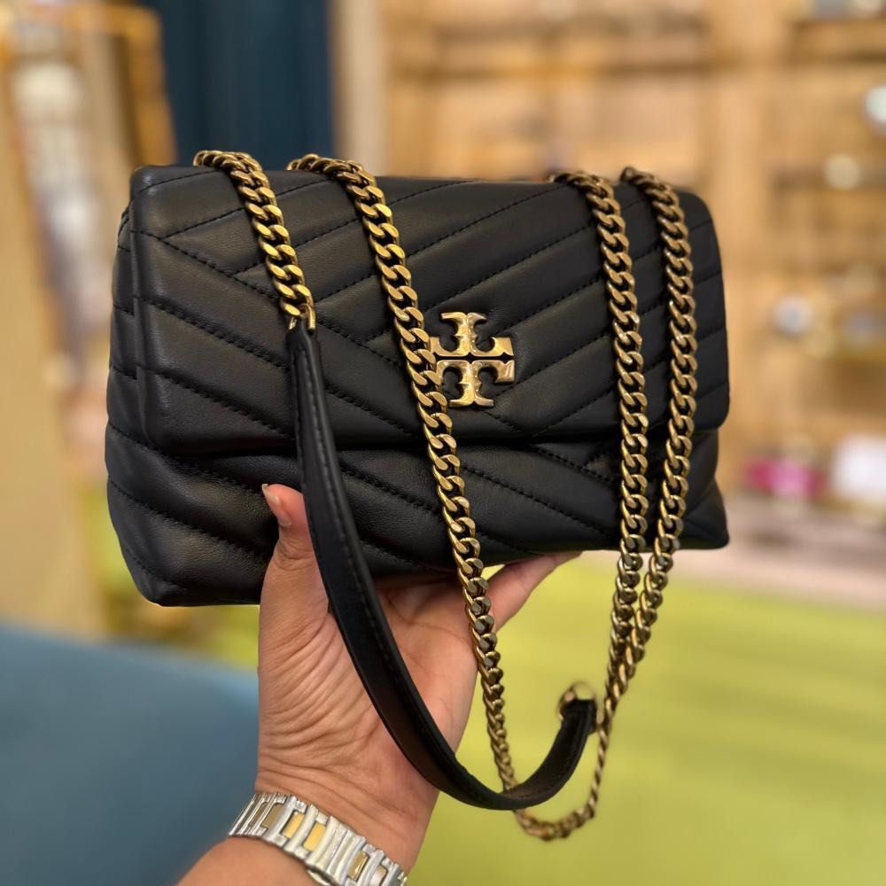 💯ORIGINAL TORY BURCH KIRA CHEVRON SMALL SHOULDER BAG (Category: Shoulder Bags) located in Quezon City. Submitted by ashongsstore (Listing ID 1460308103, Image 3). Description: 🖤BEST SELLER🖤 🇵🇭AVAILABLE🇵🇭KIRA CHEVRON SMALL CONVERTIBLE SHOULDER BAG 🔥 Brand New Kira Chevron Small Shoulder Bag LIMITED STOCK — 1 pc only! 🔥 Super chic and classy ✨ Authentic, brandnew, with dustbag. Grab it now before someone else does! 💬 Comment MINE or DM fo