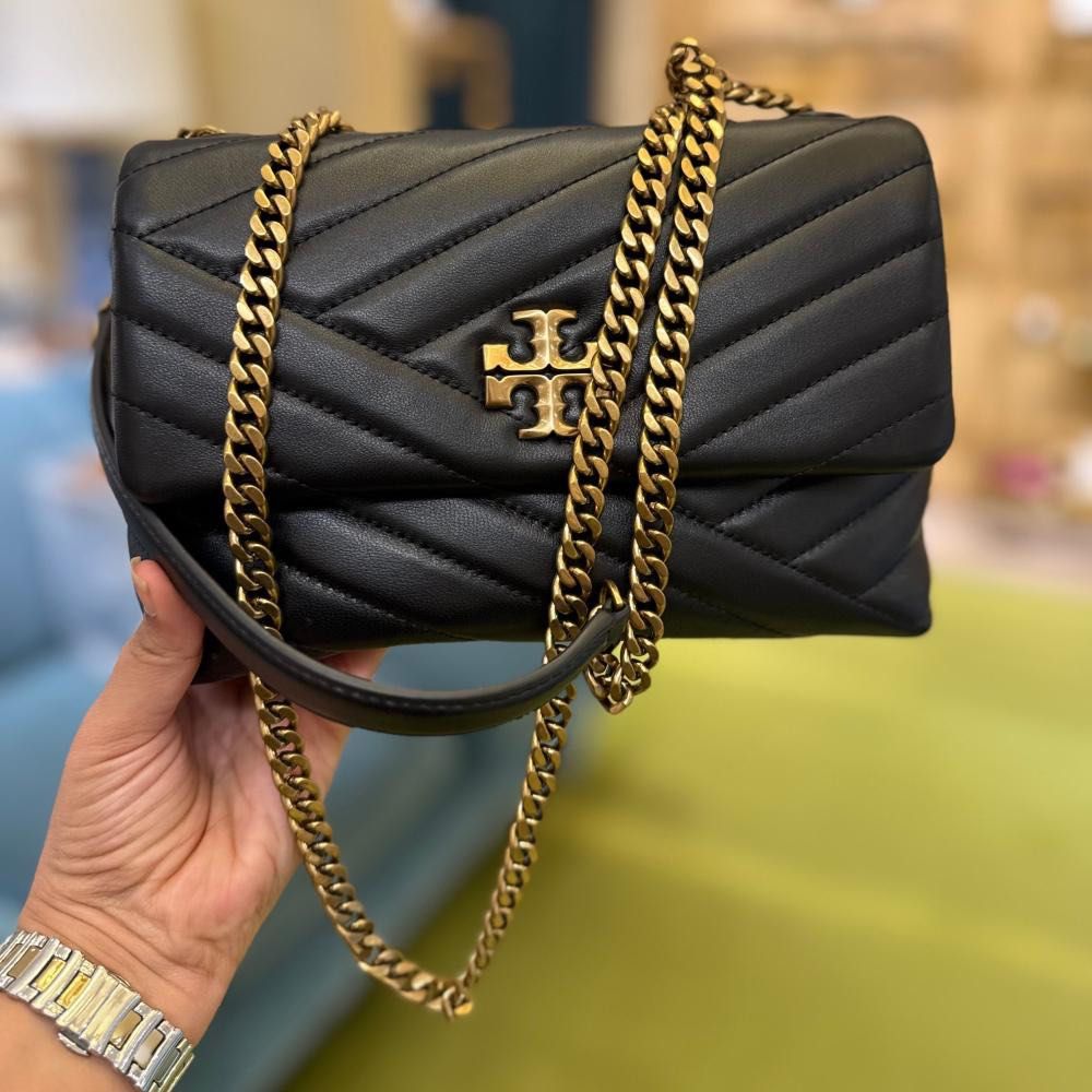 💯ORIGINAL TORY BURCH KIRA CHEVRON SMALL SHOULDER BAG (Category: Shoulder Bags) located in Quezon City. Submitted by ashongsstore (Listing ID 1460308103, Image 1). Description: 🖤BEST SELLER🖤 🇵🇭AVAILABLE🇵🇭KIRA CHEVRON SMALL CONVERTIBLE SHOULDER BAG 🔥 Brand New Kira Chevron Small Shoulder Bag LIMITED STOCK — 1 pc only! 🔥 Super chic and classy ✨ Authentic, brandnew, with dustbag. Grab it now before someone else does! 💬 Comment MINE or DM fo