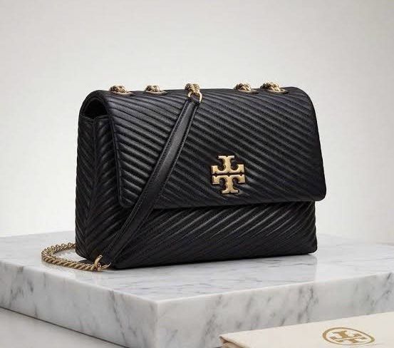 💯ORIGINAL TORY BURCH KIRA MICRO QUILTED SHOULDER BAG (Category: Shoulder Bags) located in Quezon City. Submitted by ashongsstore (Listing ID 1460308223, Image 1). Description: ✨T0RY BURCH COLLECTION✨ 🇵🇭AVAILABLE🇵🇭 KIRA SMALL Made of soft micro-quilted leather, this Kira small convertible shoulder bag from Tory Burch boasts the iconic bevelled Double T hardware with an adjustable chain strap for shoulder and crossbody wear. It opens up to a c