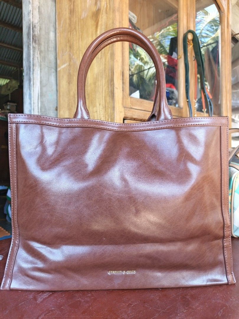 OTG Charles&keith💯 (Category: Tote Bags) located in Manila. Submitted by ukay-ukaybylyn (Listing ID 1460309351, Image 1). Description: bago pa💯 as in bago pa yan in actual large size kasya lahat 😅tunay yan na ck.