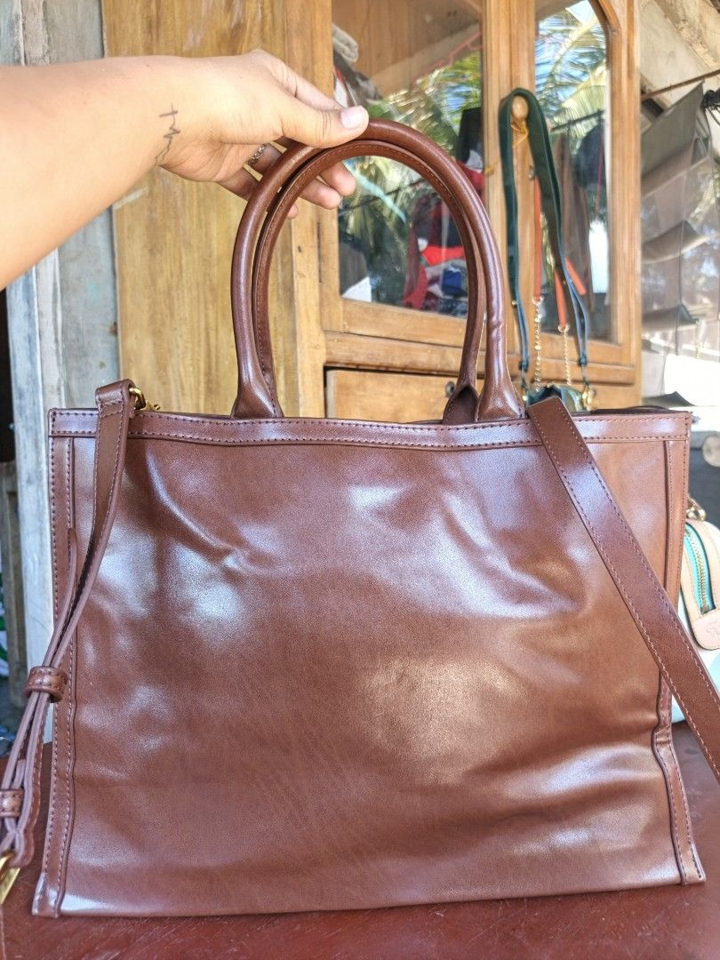 OTG Charles&keith💯 (Category: Tote Bags) located in Manila. Submitted by ukay-ukaybylyn (Listing ID 1460309351, Image 2). Description: bago pa💯 as in bago pa yan in actual large size kasya lahat 😅tunay yan na ck.
