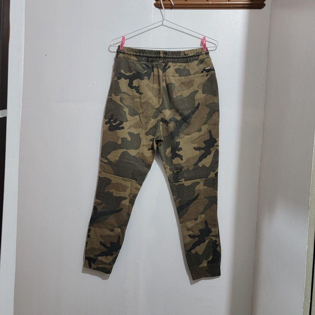 PacSun Camo Jogger Pants Size M (Category: Joggers) located in Quezon City. Submitted by akiyostudios (Listing ID 1460499994, Image 2). Description: - Camo print joggers from PacSun - Elastic waistband with adjustable drawstring - Ribbed cuffs for a snug fit - Two side pockets and one back pocket for convenience.