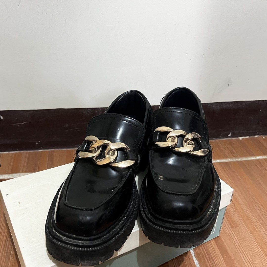 PARFOIS Black Platform Chunky Chain Loafers Size 38 (Category: Loafers) located in Cavite. Submitted by ninetigerlilies (Listing ID 1460355269, Image 2). Description: - Original Retail price: ₱4,559 - Bought in a Parfois Botique - Still in good condition - Little to none annoying leather scratches - Has an installed soft heel insole inside - About 1.5 platform - Box included .