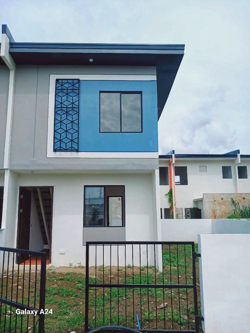 Pasalo Unit - Laguna (Category: House & Lot) located in Caloocan City. Submitted by cleverearth_982900 (Listing ID 1460495194, Image 1). Description: 🏡 PASALO UNIT FOR SALE [Brand New] 📍 Phirst Park Sights, Bay, Bay Laguna. 🏘 Lot: 63sqm | Floor: 36sqm | 2 bedrooms | 1 toilet & Bath 💰 Total Contract Price: ₱3.5M 📆 Monthly Amortization: ₱18,000 📊 2 years and 9 months paid 💵 Cashout / Pasalo Price: ₱750,000 📍 Very Accessible Location! ✔️ Mod