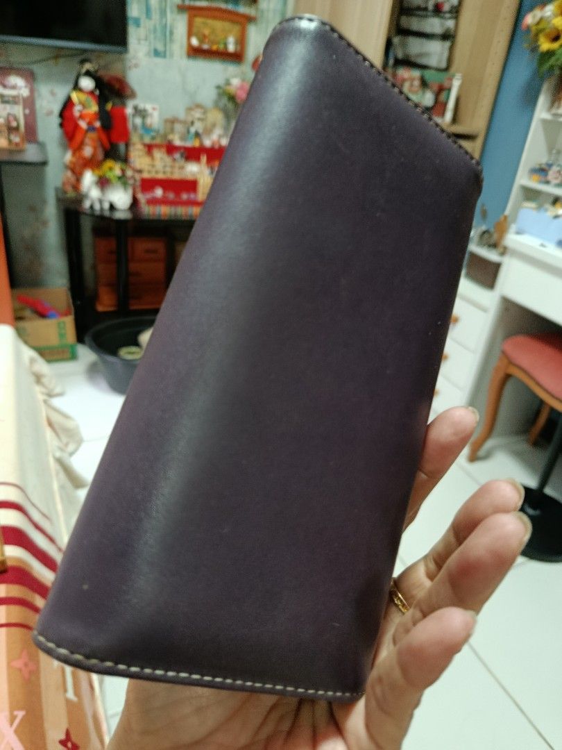 Pink lips brown wallet trifold (Category: Wallets & Card holders) located in Quezon City. Submitted by kristal68 (Listing ID 1460451400, Image 3). Description: .