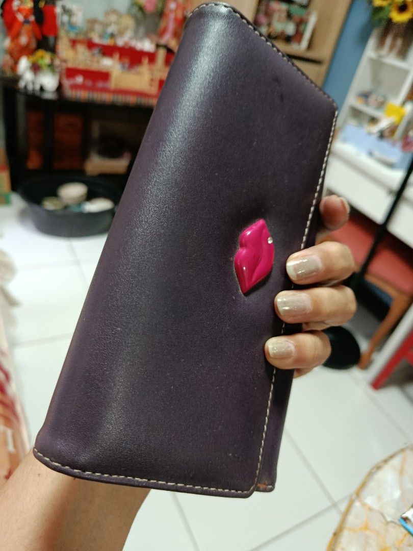 Pink lips brown wallet trifold (Category: Wallets & Card holders) located in Quezon City. Submitted by kristal68 (Listing ID 1460451400, Image 1). Description: .