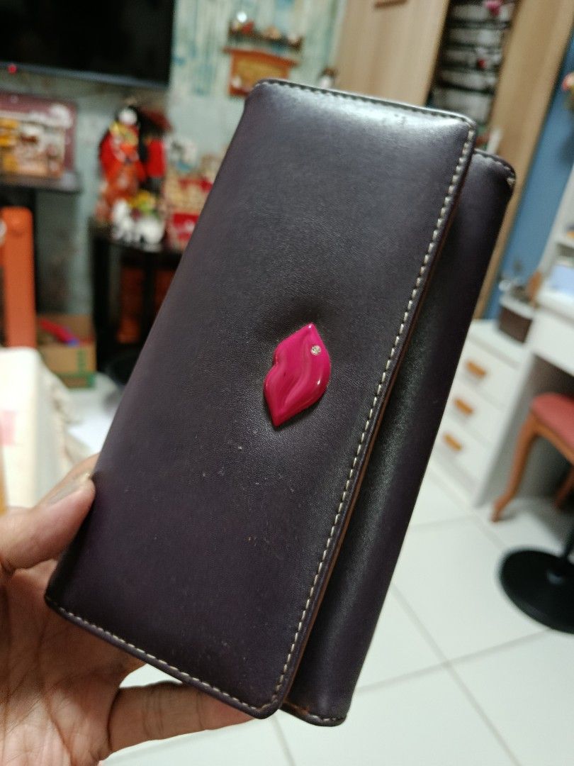 Pink lips brown wallet trifold (Category: Wallets & Card holders) located in Quezon City. Submitted by kristal68 (Listing ID 1460451400, Image 2). Description: .