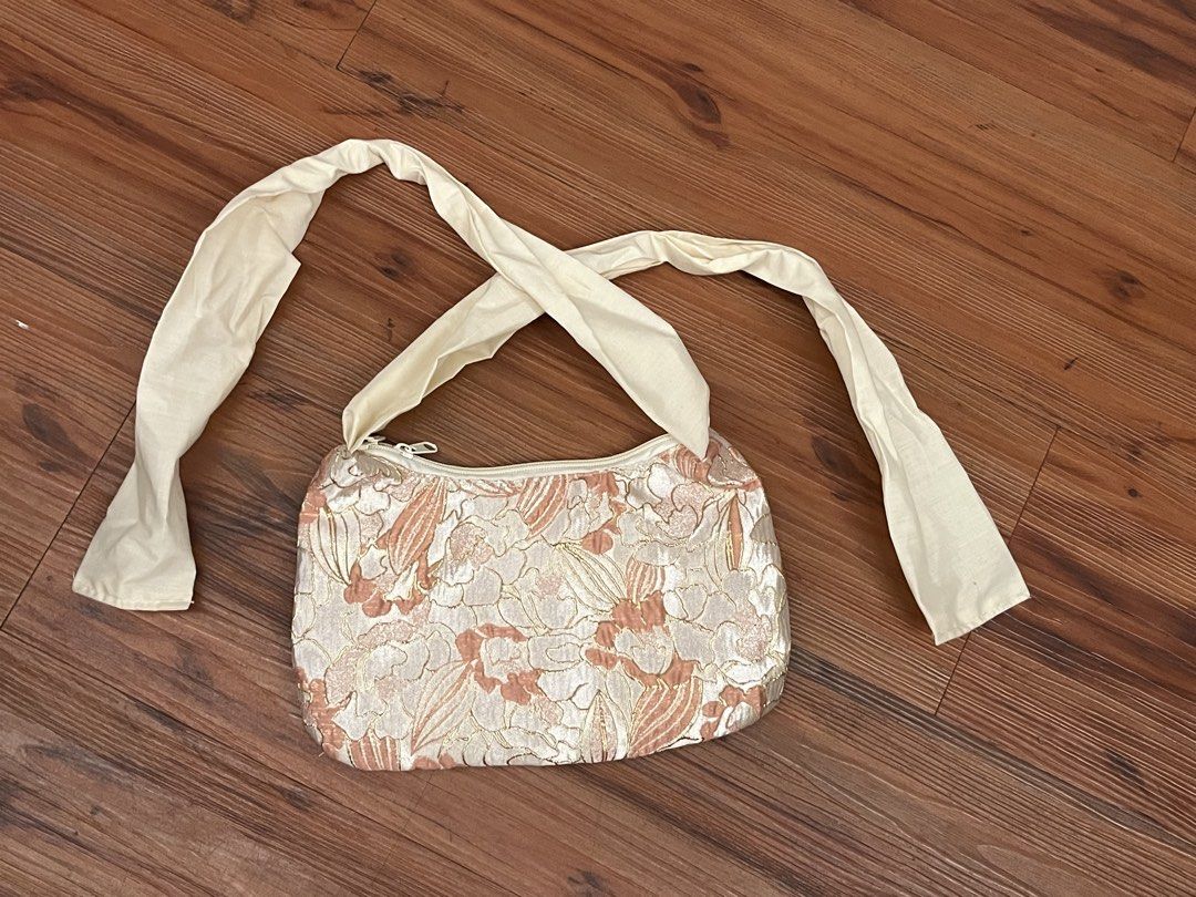 Pink patterned purse (Category: Purses & Pouches) located in Manila. Submitted by mxinii (Listing ID 1460445633, Image 3). Description: - bought in Bangkok -made of cloth - adjustable length strap -perfect bag as an accent piece.