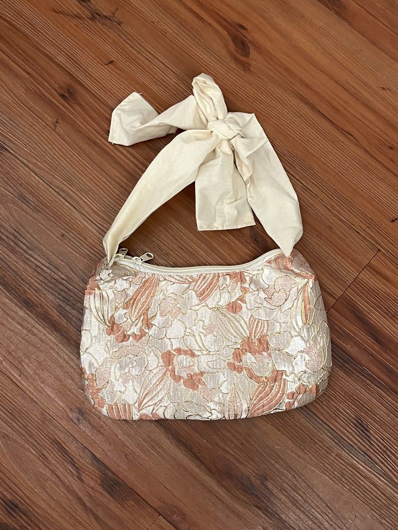 Pink patterned purse (Category: Purses & Pouches) located in Manila. Submitted by mxinii (Listing ID 1460445633, Image 1). Description: - bought in Bangkok -made of cloth - adjustable length strap -perfect bag as an accent piece.