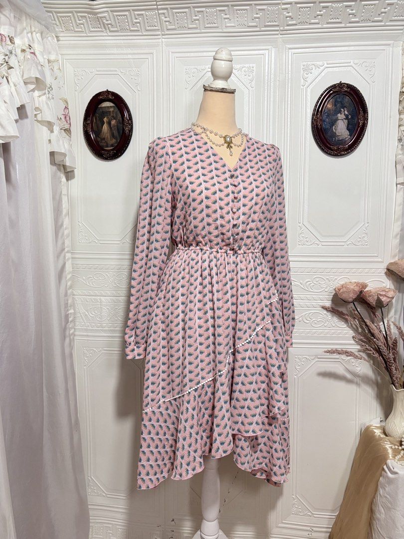 Pink Printed Longsleeve Midi Dress (Category: Dresses) located in San Jose. Submitted by vintagely_retro (Listing ID 1460419608, Image 3). Description: Light Pink Printed Longsleeve Midi Dress Chiffon with lining | slip on Measurements Frame Small to Medium Bust: 32-36” Waist: 26-34” Length: 40” .