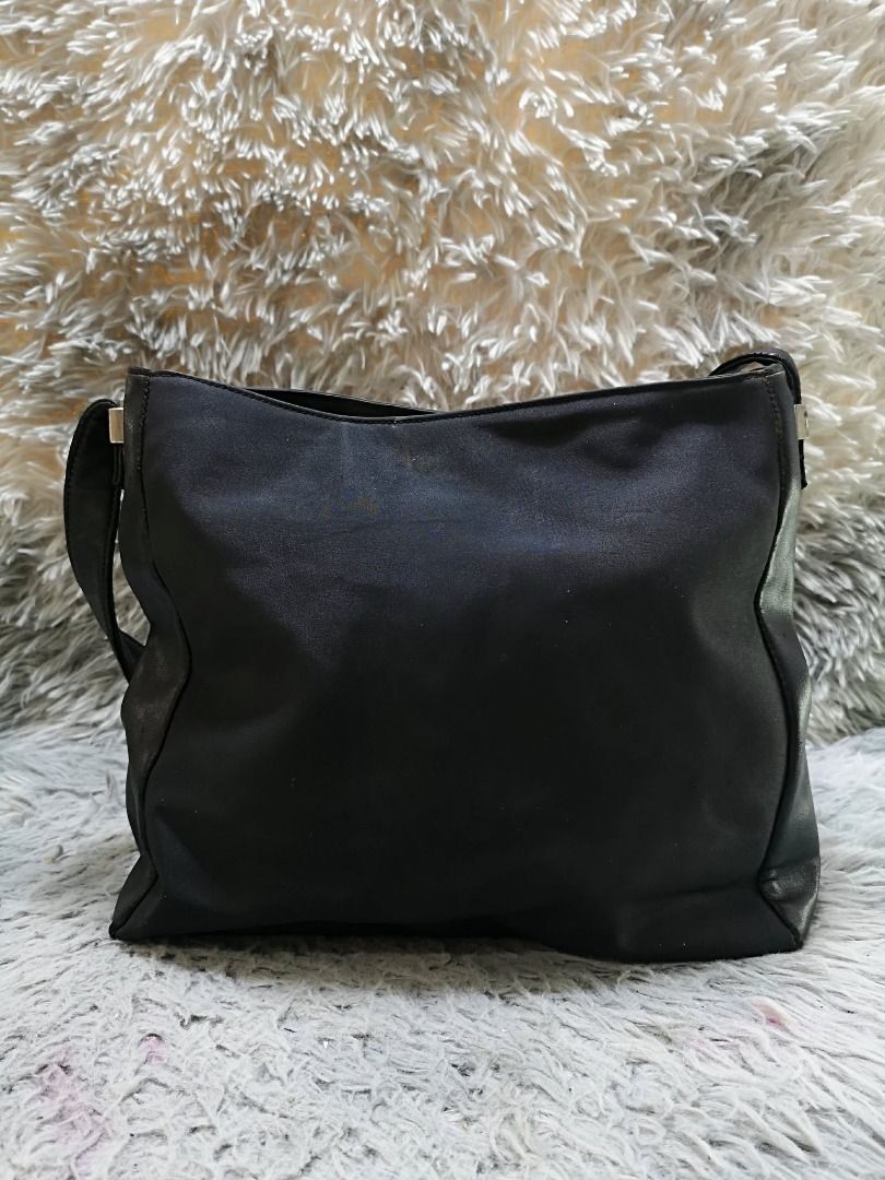 Plain Black Crossbody Bag (Category: Cross-body Bags) located in Santa Cruz. Submitted by jmy_surplus.2 (Listing ID 1460457005, Image 1). Description: Size ; L - 11 W - 14 Color ; Black Type ; Crossbody Bag Brand ; No brand Material ; Nylon Style ; Black Zipper Closure Crossbody Bag LR 173 JMY 5 Batch #218.
