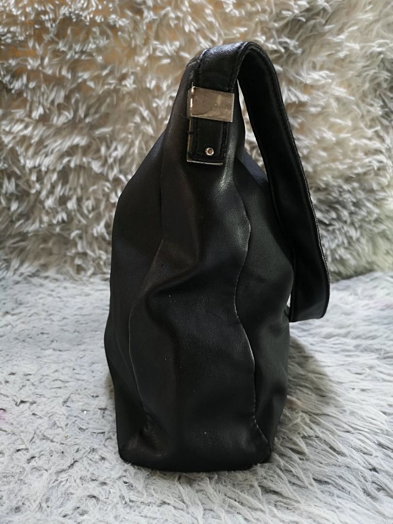 Plain Black Crossbody Bag (Category: Cross-body Bags) located in Santa Cruz. Submitted by jmy_surplus.2 (Listing ID 1460457005, Image 3). Description: Size ; L - 11 W - 14 Color ; Black Type ; Crossbody Bag Brand ; No brand Material ; Nylon Style ; Black Zipper Closure Crossbody Bag LR 173 JMY 5 Batch #218.
