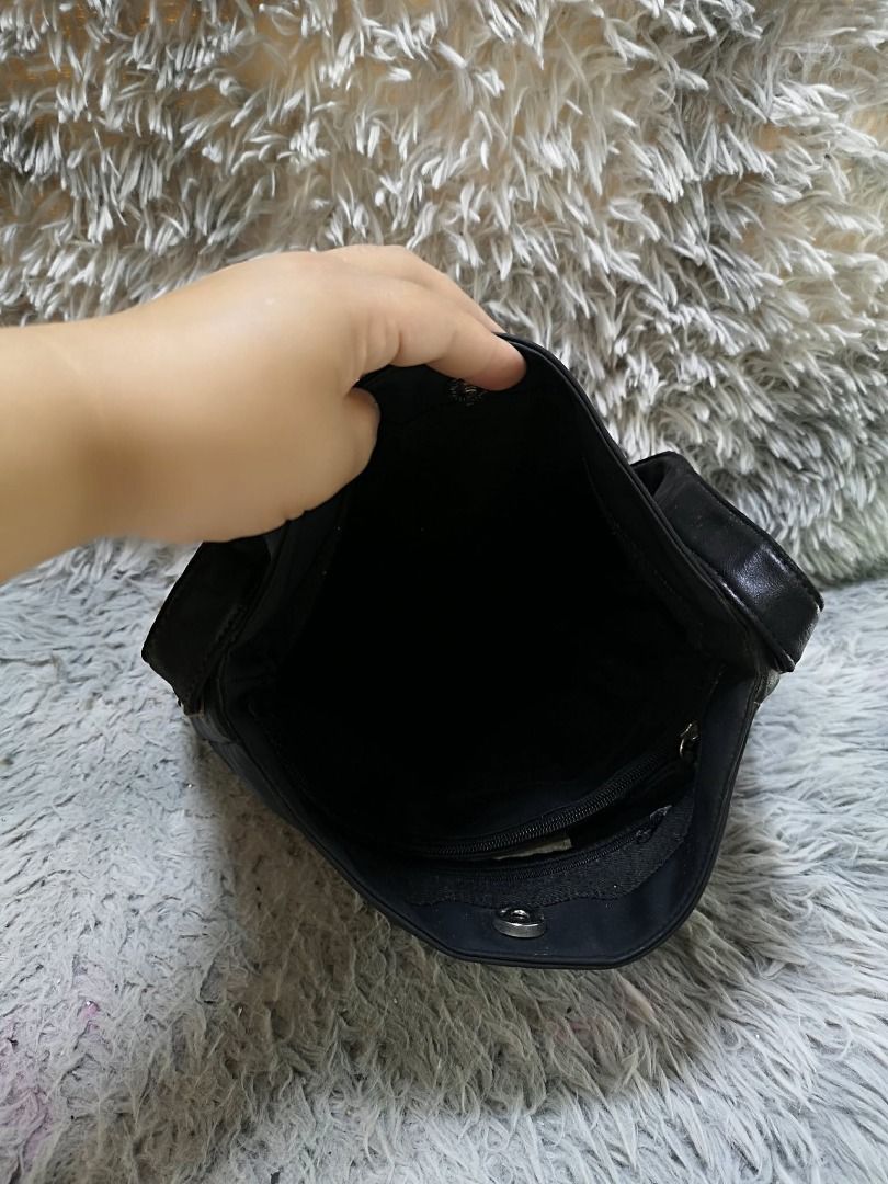 Plain Black Crossbody Bag (Category: Cross-body Bags) located in Santa Cruz. Submitted by jmy_surplus.2 (Listing ID 1460457005, Image 2). Description: Size ; L - 11 W - 14 Color ; Black Type ; Crossbody Bag Brand ; No brand Material ; Nylon Style ; Black Zipper Closure Crossbody Bag LR 173 JMY 5 Batch #218.