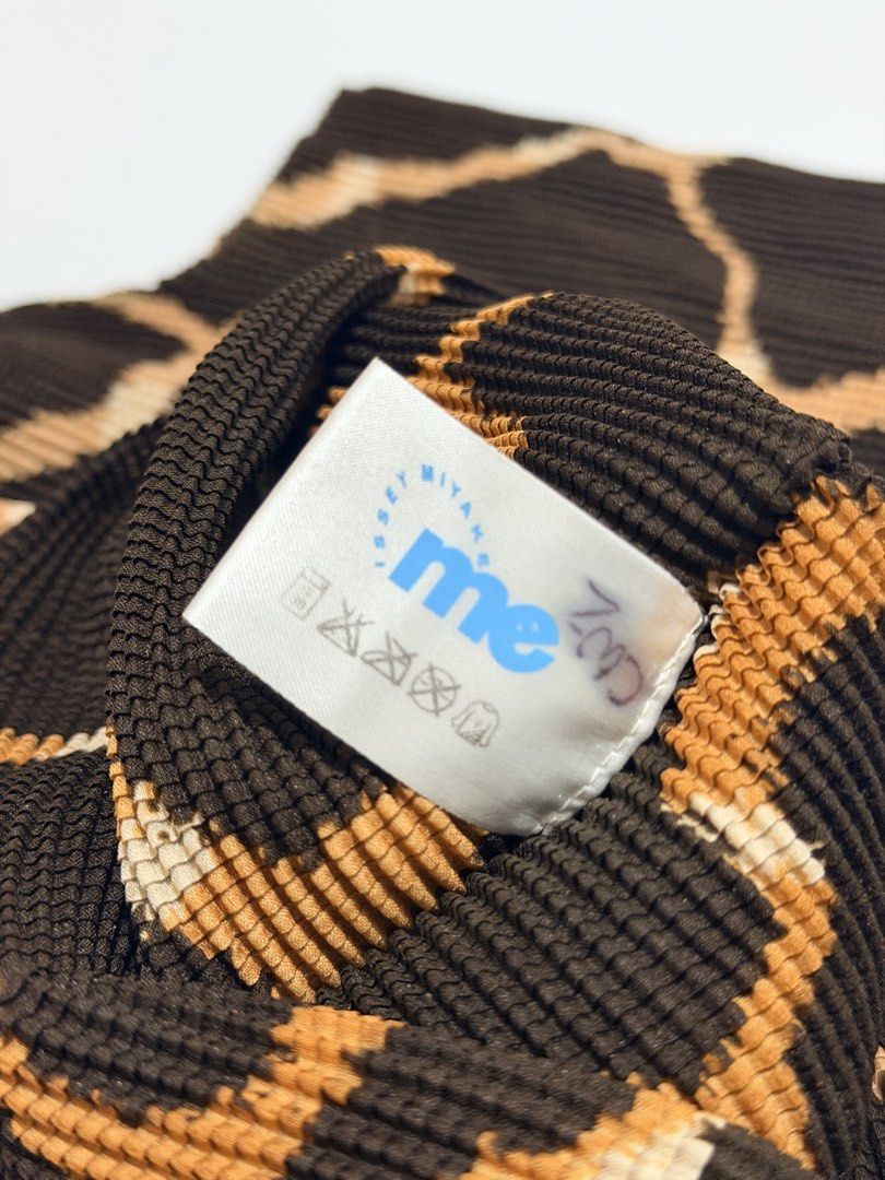 Pleats Please Issey Miyake Me (Category: Luxury Apparel) located in Kapangan. Submitted by keythsgs74798 (Listing ID 1460326412, Image 3). Description: Stretchable Sm-Large Can fit till bust 40 NEGO.