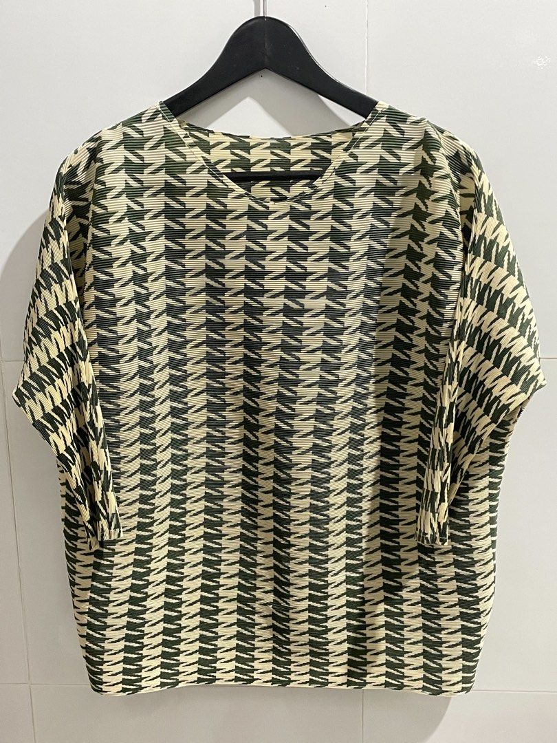 PLEATSME Motive (Category: Blouses) located in San Fernando. Submitted by archivalhighlights (Listing ID 1460462671, Image 3). Description: PLEATSME Motive Pleats Blouse Great Condition Size: L (women) Chest 59cm ( 23.23inch) Length 47cm (18.5inch).