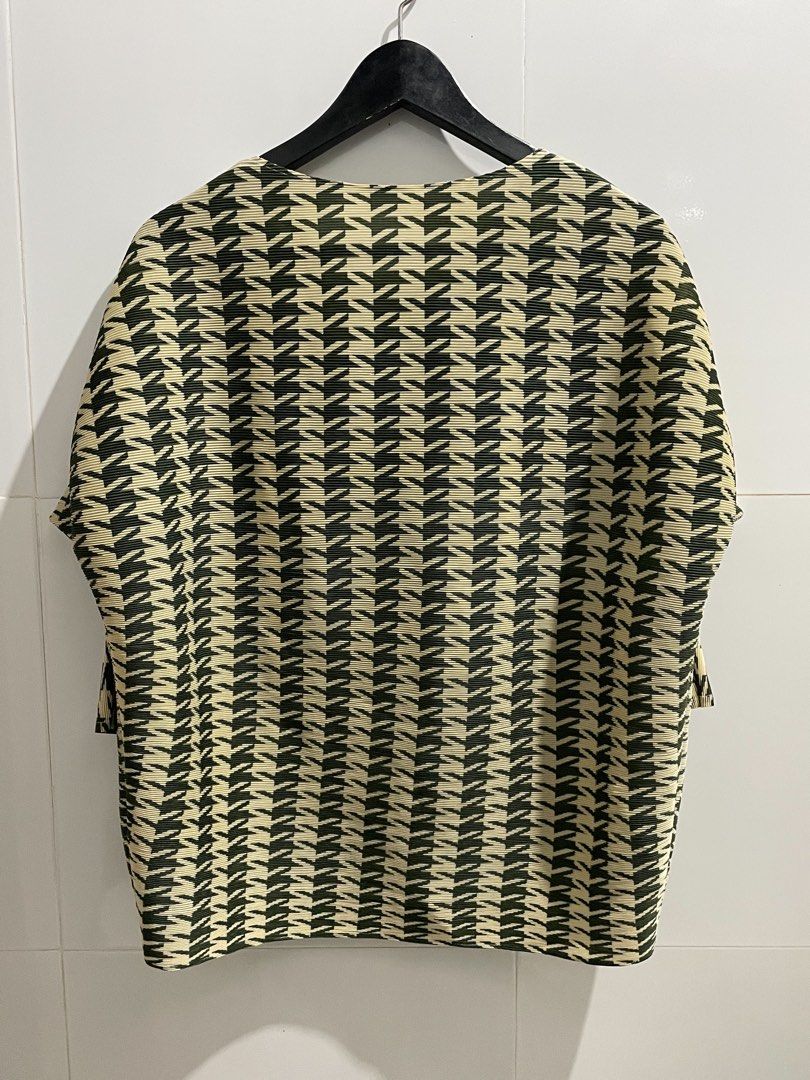 PLEATSME Motive (Category: Blouses) located in San Fernando. Submitted by archivalhighlights (Listing ID 1460462671, Image 2). Description: PLEATSME Motive Pleats Blouse Great Condition Size: L (women) Chest 59cm ( 23.23inch) Length 47cm (18.5inch).