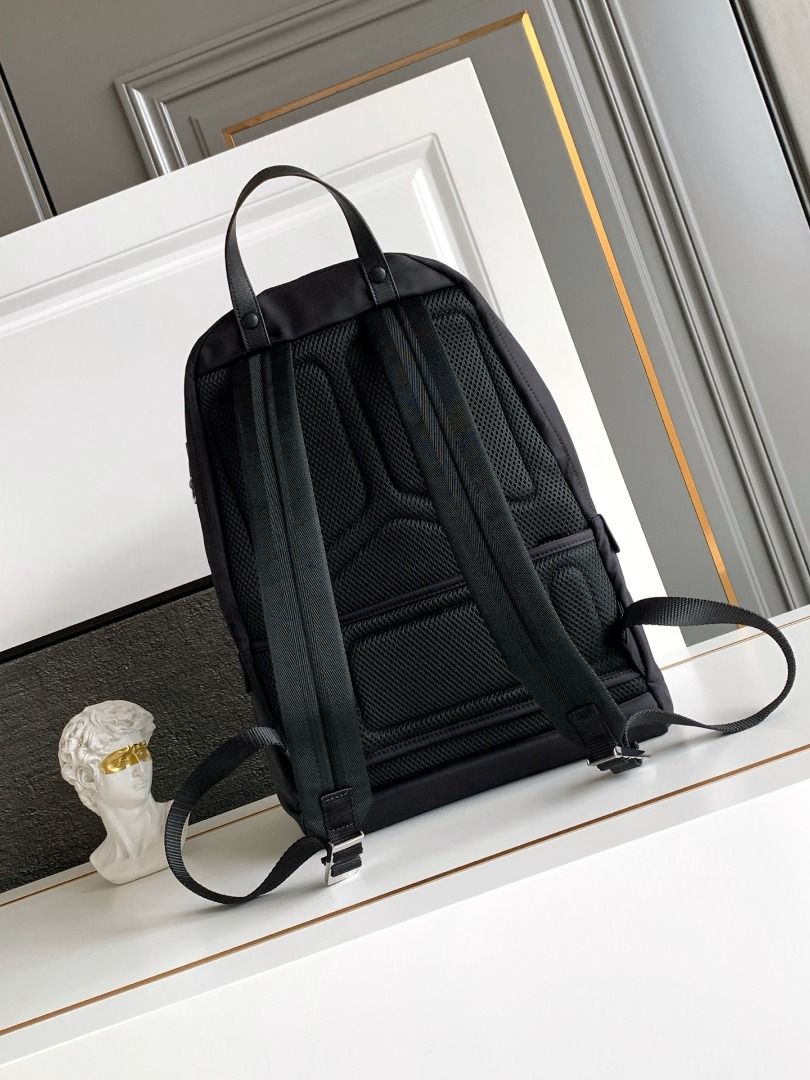 Prada backpack (Category: Backpacks) located in Valenzuela. Submitted by safeforest_038942 (Listing ID 1460332583, Image 3). Description: .