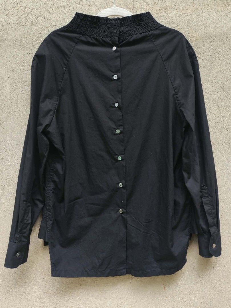 PRADA MILANO Black Smocked Neck Button Back Blouse Size 36 (Category: Blouses) located in Sipalay. Submitted by boldowl.e4f283 (Listing ID 1460403169, Image 2). Description: - Classic Prada blouse - Color: Black - Size: 36 - Features: Smocked neckline, long sleeves with button cuffs, full button-down back closure - Origin: Made in Vietnam.