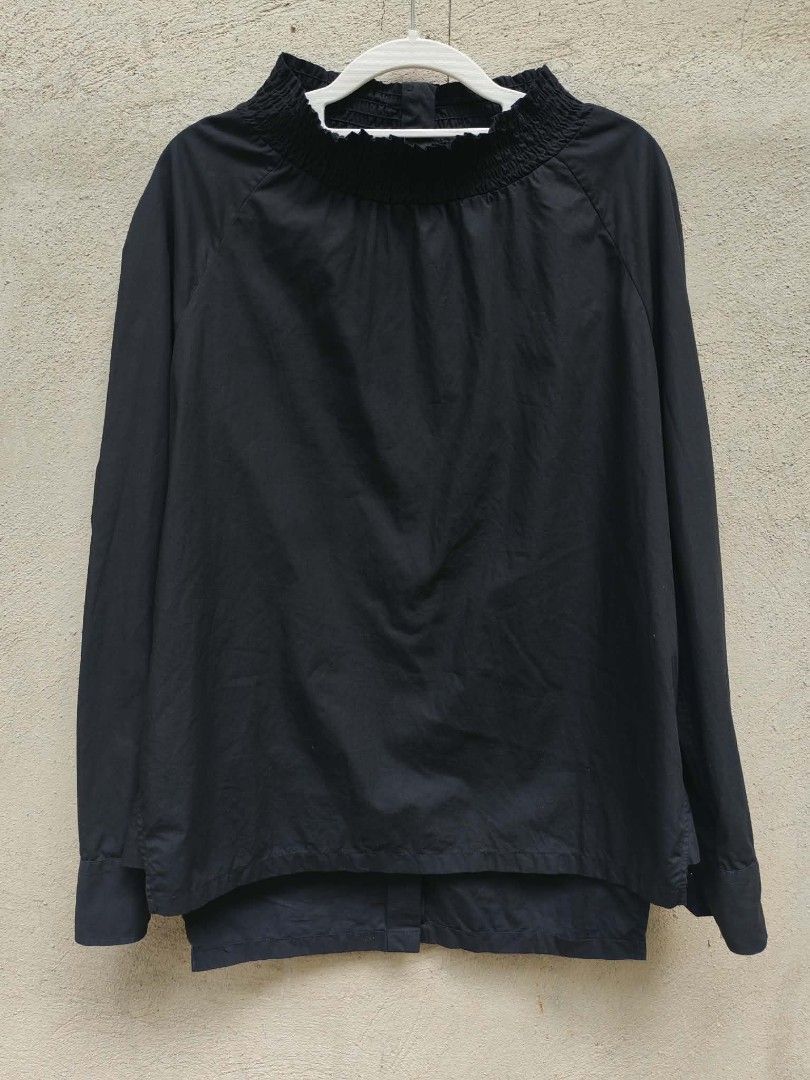PRADA MILANO Black Smocked Neck Button Back Blouse Size 36 (Category: Blouses) located in Sipalay. Submitted by boldowl.e4f283 (Listing ID 1460403169, Image 1). Description: - Classic Prada blouse - Color: Black - Size: 36 - Features: Smocked neckline, long sleeves with button cuffs, full button-down back closure - Origin: Made in Vietnam.