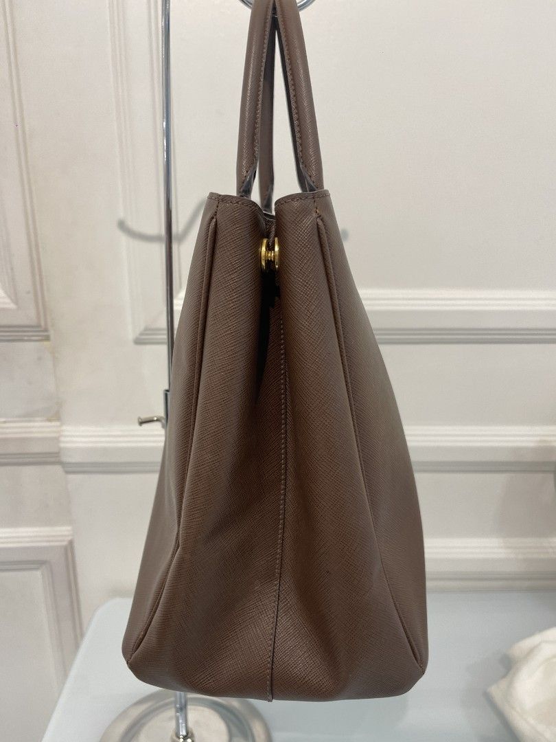 Prada Saffiano Leather Tote Bag (Category: Luxury Bags & Wallets) located in Makati City. Submitted by gensfinds (Listing ID 1460360742, Image 3). Description: .