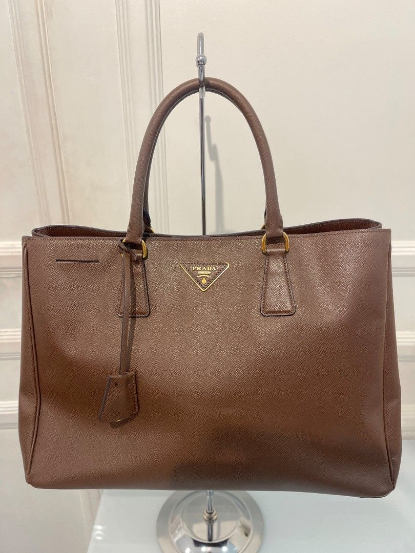 Prada Saffiano Leather Tote Bag (Category: Luxury Bags & Wallets) located in Makati City. Submitted by gensfinds (Listing ID 1460360742, Image 1). Description: .