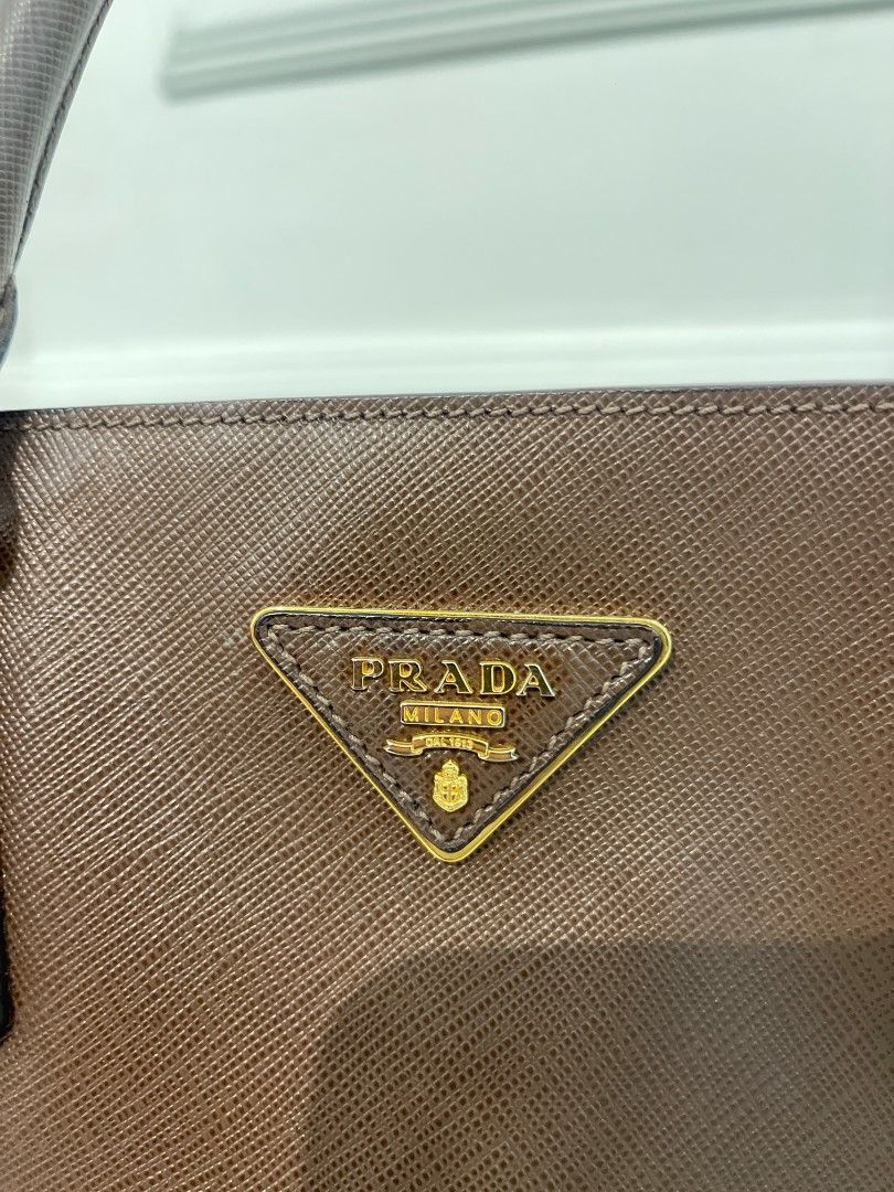 Prada Saffiano Leather Tote Bag (Category: Luxury Bags & Wallets) located in Makati City. Submitted by gensfinds (Listing ID 1460360742, Image 2). Description: .