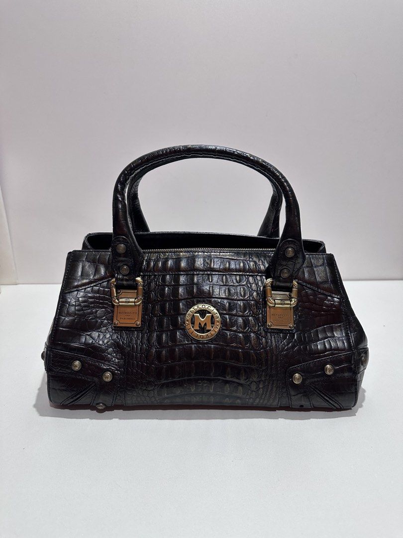 Preloved Authentic Metro City (Category: Shoulder Bags) located in Cainta. Submitted by jerichoesguerra (Listing ID 1460447268, Image 1). Description: Preloved Authentic Metro City Excellent condition Size: W - 29cm | H - 14cm Issue: Missing 1 stud, not obvious Authenticity Card included (bought in Korea).