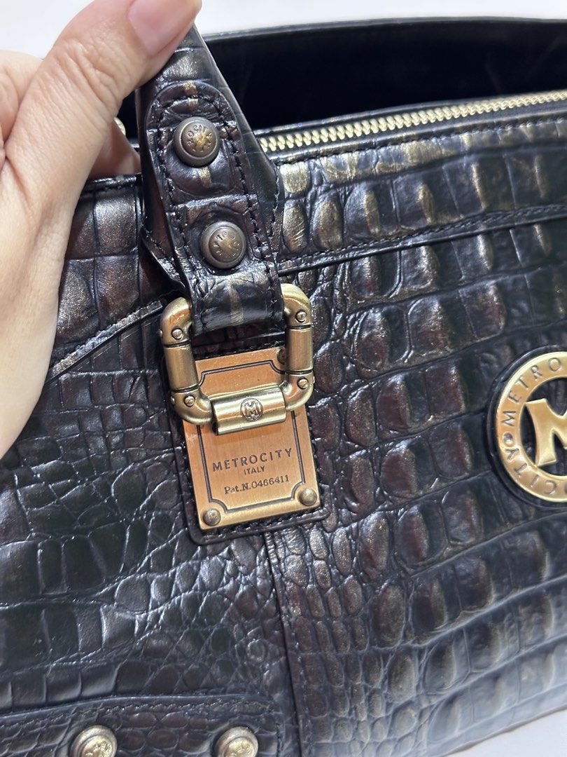 Preloved Authentic Metro City (Category: Shoulder Bags) located in Cainta. Submitted by jerichoesguerra (Listing ID 1460447268, Image 2). Description: Preloved Authentic Metro City Excellent condition Size: W - 29cm | H - 14cm Issue: Missing 1 stud, not obvious Authenticity Card included (bought in Korea).