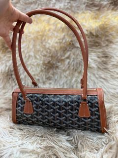 (Category: ) located in . Submitted by bagsandshoesmanymore (Listing ID 1460427614, Image 1). Description: .