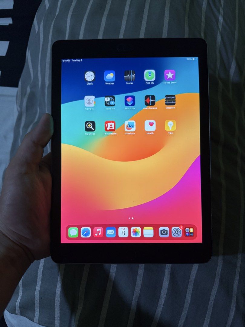 Preloved iPad 6th Generation 128GB WIFI (Category: iPad) located in Manila. Submitted by marco.21 (Listing ID 1460488963, Image 1). Description: Preloved iPad 6th Generation - 128GB Storage - WiFi Only - spacegrey color - Good working condition - Minor sticker residue on back Preloved po sya alaga! Maingat ang may ari di pinalaro sa bata :) Inclusion: unit and cord only! HELPING A FRIEND!!.