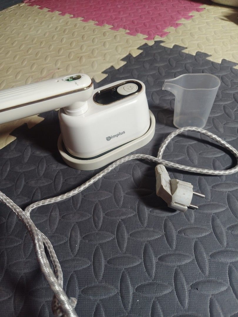 Preloved simplus steam iron with issue (Category: Irons & Steamers) located in Manila. Submitted by prelovedlittles (Listing ID 1460306813, Image 2). Description: 👉PRELOVED PO ITO, PASS SA MASELAN 👉 PLS. EXPECT SIGNS OF USAGE! 👉 issue sira na yung pindutan ng steamer nya pero umiinit pa sya parang normal na plantsa nalang sya 👉 walang po syang adjustan ng init 👉 FIXED PRICE, PASS SA TATAWAD! ❌ NO RESERVATION, UNLESS PAID! 📌 Batasan hills qc