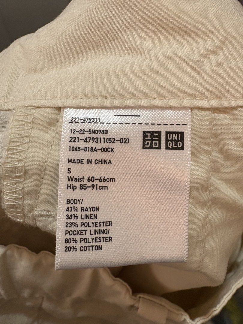 Preloved Uniqlo Pleated Barrel Pants White (Category: Other Bottoms) located in Tagbilaran City. Submitted by fragmentationer (Listing ID 1460437257, Image 2). Description: Preloved Uniqlo Barrel Pants in White. Worn once. Like new. .