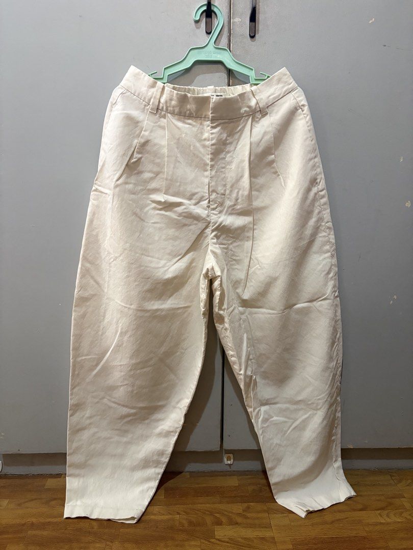 Preloved Uniqlo Pleated Barrel Pants White (Category: Other Bottoms) located in Tagbilaran City. Submitted by fragmentationer (Listing ID 1460437257, Image 1). Description: Preloved Uniqlo Barrel Pants in White. Worn once. Like new. .