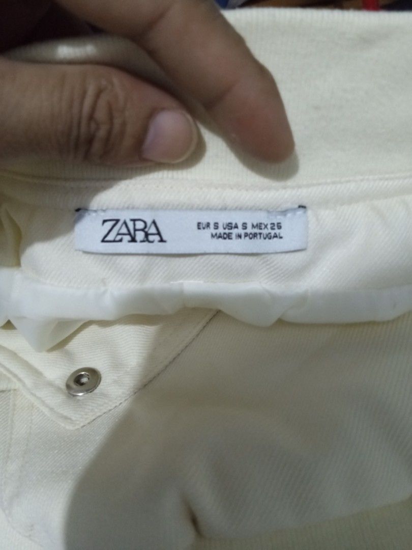 Pre-owned Women Cropped Bomber Jacket (Category: Coats, Jackets and Outerwear) located in Quezon City. Submitted by benjierey (Listing ID 1460306531, Image 1). Description: Helping a friend to sell this Pre-own women cropped bomber jacket *ZARA (S).