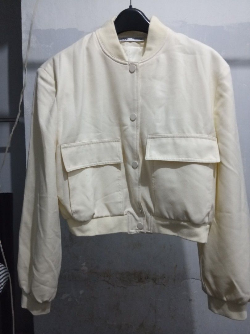 Pre-owned Women Cropped Bomber Jacket (Category: Coats, Jackets and Outerwear) located in Quezon City. Submitted by benjierey (Listing ID 1460306531, Image 2). Description: Helping a friend to sell this Pre-own women cropped bomber jacket *ZARA (S).
