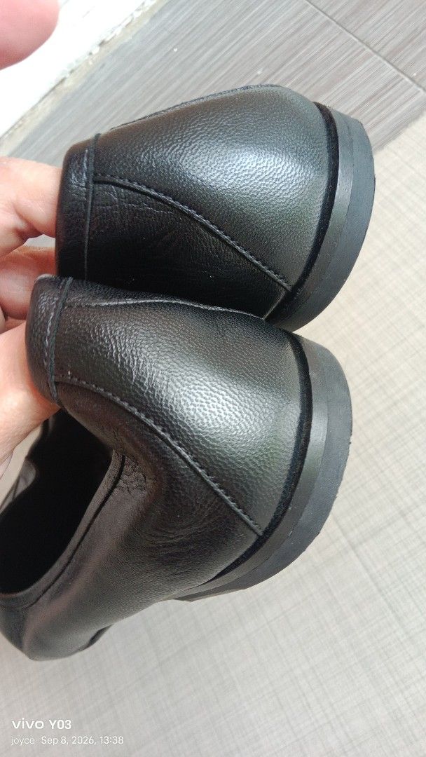 Prleloved Hermes Paris Black Leather Flats size 39 (Category: Flats & Sandals) located in Cabuyao City. Submitted by selections888 (Listing ID 1460430568, Image 3). Description: - Classic black leather flats from Hermes Paris. - Features the iconic 'H' detail on the vamp. - Soft leather construction for ultimate comfort. - Versatile for everyday wear or dressing up. - A timeless addition to any wardrobe. -with made and serial/code .