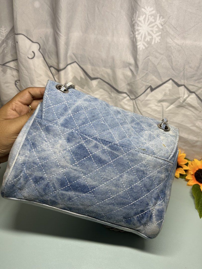 Quilted Denim Shoulder Bag with Chain Strap (Category: Shoulder Bags) located in Liloan. Submitted by sakurumifinds2809 (Listing ID 1460352897, Image 3). Description: - Cute quilted denim shoulder bag - Unique tie-dye wash - Stylish silver chain strap - Secure twist-lock closure - Ideal for casual outings.