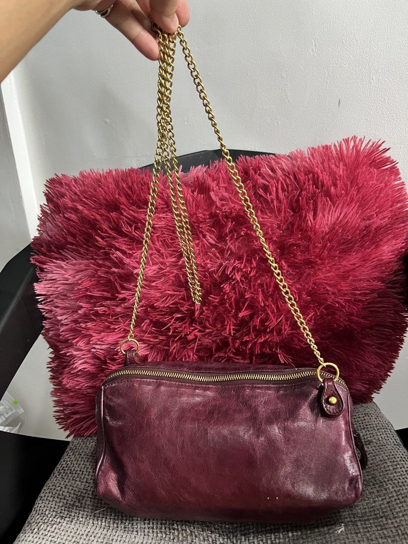 Rabeanco Chain Sling (Category: Cross-body Bags) located in Reina Mercedes. Submitted by beyondthebagsph (Listing ID 1460330491, Image 2). Description: Rabeanco Small Chain Sling Original Detachable sling/ can use as pouch No issue Very good condition DM 📥.