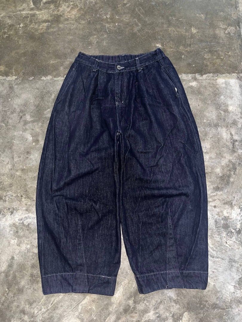 Raw denim baggy (Category: Jeans) located in Cabagan. Submitted by ronesmabe (Listing ID 1460405711, Image 1). Description: 28-32 37 L 15.5 thigh 10 leghole issue minimal heel drag last pict.