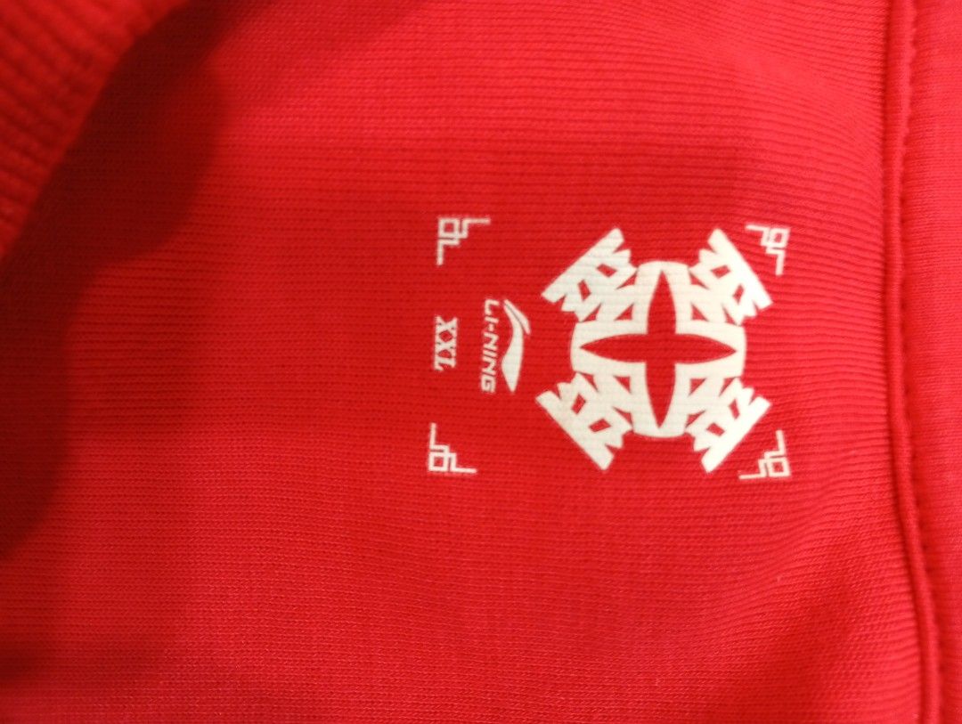 Red Li-Ning Graphic Crewneck (Category: Coats, Jackets and Outerwear) located in Legazpi City. Submitted by nexcloset_ (Listing ID 1460410182, Image 2). Description: Size: Extra Large Price: ₱400 + SF Color: Red Color Rate: 10/10 Condition: Excellent condition Issue: No issue Classic red crewneck sweatshirt with a small graphic design on the chest.