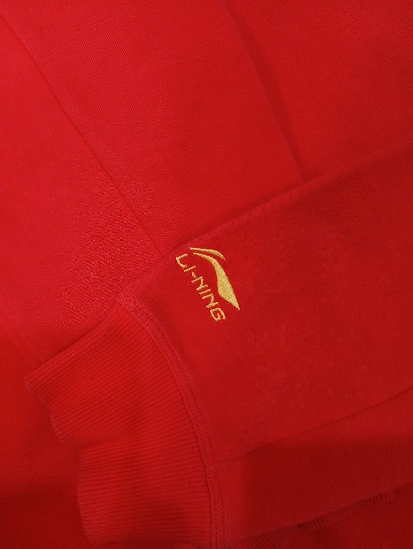 Red Li-Ning Graphic Crewneck (Category: Coats, Jackets and Outerwear) located in Legazpi City. Submitted by nexcloset_ (Listing ID 1460410182, Image 3). Description: Size: Extra Large Price: ₱400 + SF Color: Red Color Rate: 10/10 Condition: Excellent condition Issue: No issue Classic red crewneck sweatshirt with a small graphic design on the chest.