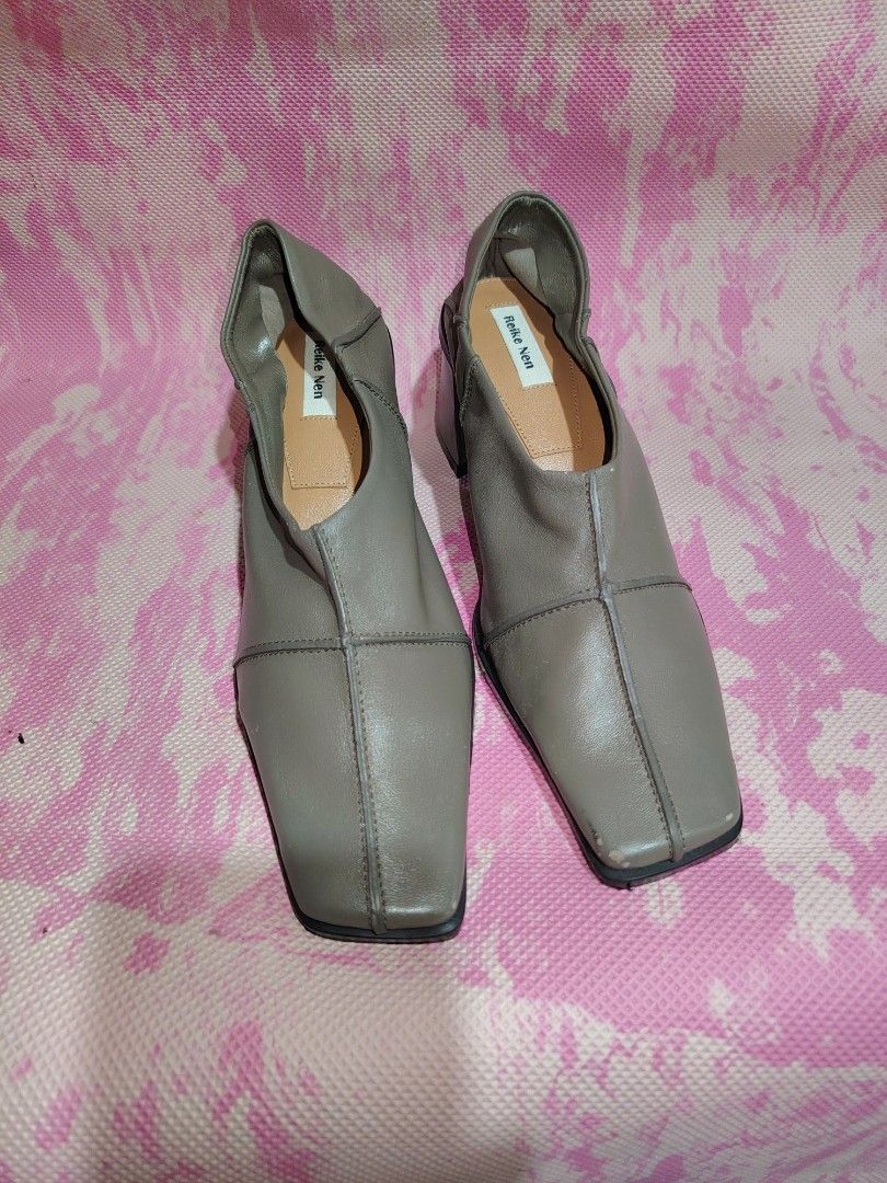 Rene Neri Grey Square Toe Leather Flats (Category: Flats & Sandals) located in Cavite. Submitted by kys777 (Listing ID 1460479428, Image 2). Description: - Rene Neri grey leather flats - Chic square toe design - Elasticated sides for a secure, comfortable fit - Perfect for stylish everyday wear.