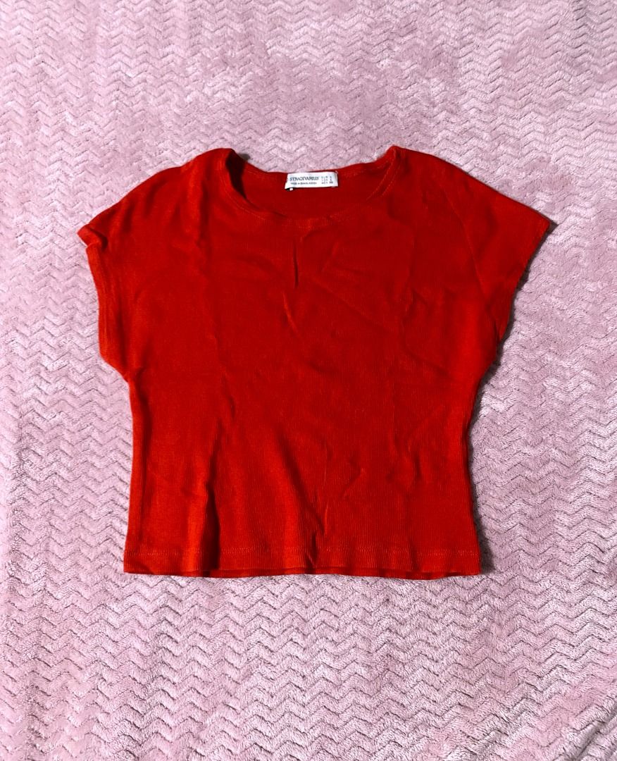 Ribbed Fitted Crop top (Category: Shirts) located in Manila. Submitted by diorellecoeur_xxx02 (Listing ID 1460480015, Image 1). Description: Medium to Large.
